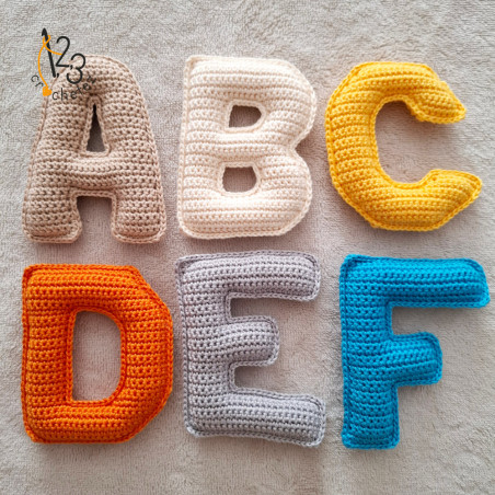 Lettres de l'alphabet en majuscule, fait main, au crochet.