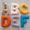 Lettres de l'alphabet en majuscule, fait main, au crochet.