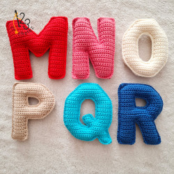 Lettres de l'alphabet en majuscule, fait main, au crochet.