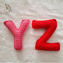 Lettres de l'alphabet en majuscule, fait main, au crochet.