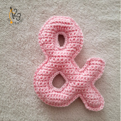 Lettres de l'alphabet en majuscule, fait main, au crochet.