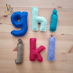 L'alphabet en minuscule de a à z, au crochet.