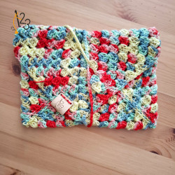 Pochette en coton pour livre de poche, crocheté à la main avec soin.