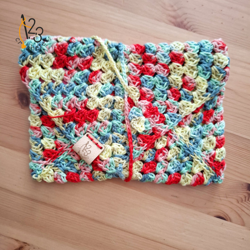 Pochette en coton pour livre de poche, crocheté à la main avec soin.