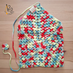 Pochette en coton pour livre de poche, crocheté à la main avec soin.