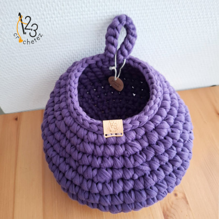 Panier à suspendre, en trapilho. Fait main au crochet.