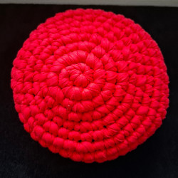 Panier suspendu rouge en trapilho