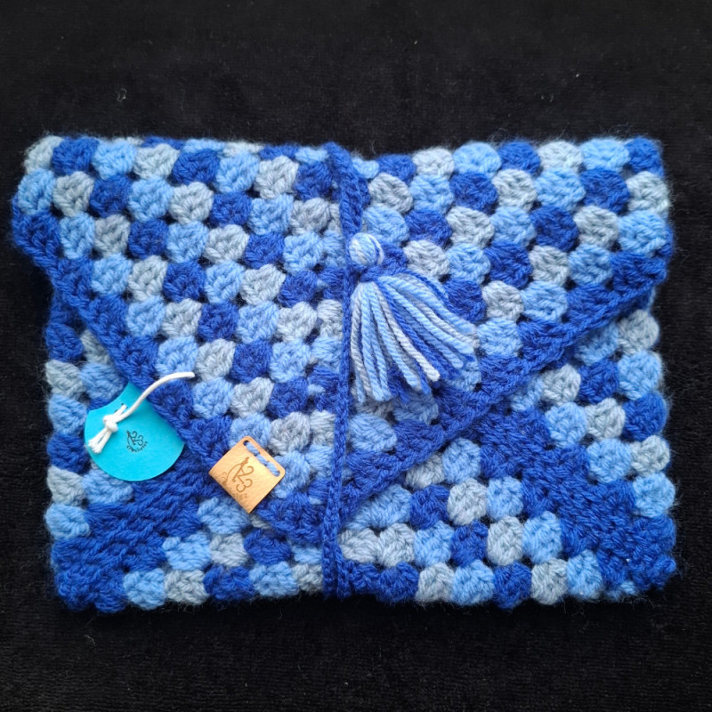 Pochette pour roman en fil acrylique.