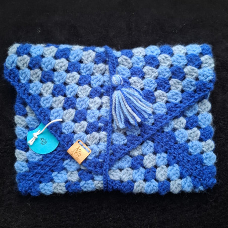 Pochette pour roman en fil acrylique.