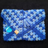 Pochette pour roman en fil acrylique.