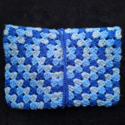 Pochette pour roman en fil acrylique.