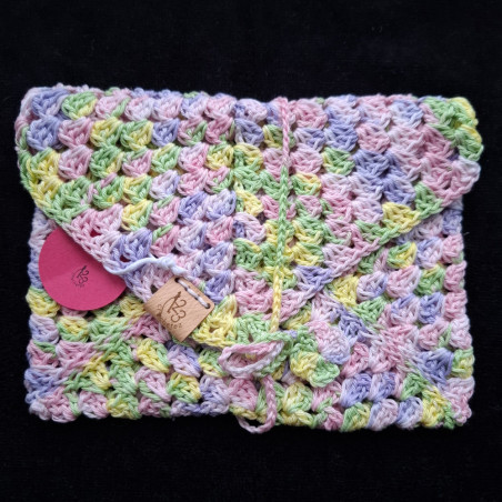Pochette bariolée, en coton pour les livres de poche.