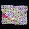 Pochette bariolée, en coton pour les livres de poche.