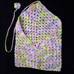 Pochette bariolée, en coton pour les livres de poche.