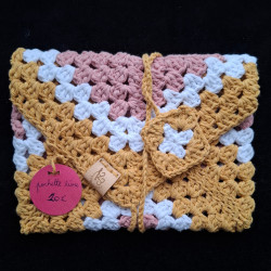 Pochette pour livre de poche, tricolore : rose, blanc et jaune.
