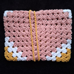 Pochette pour livre de poche, tricolore : rose, blanc et jaune.