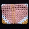 Pochette pour livre de poche, tricolore : rose, blanc et jaune.