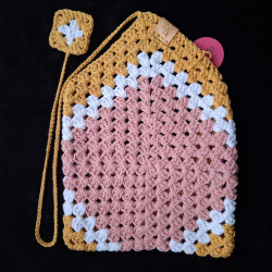 Pochette pour livre de poche, tricolore : rose, blanc et jaune.