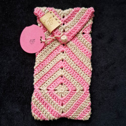 Étui de lunettes en fil coton, crocheté en Alsace.