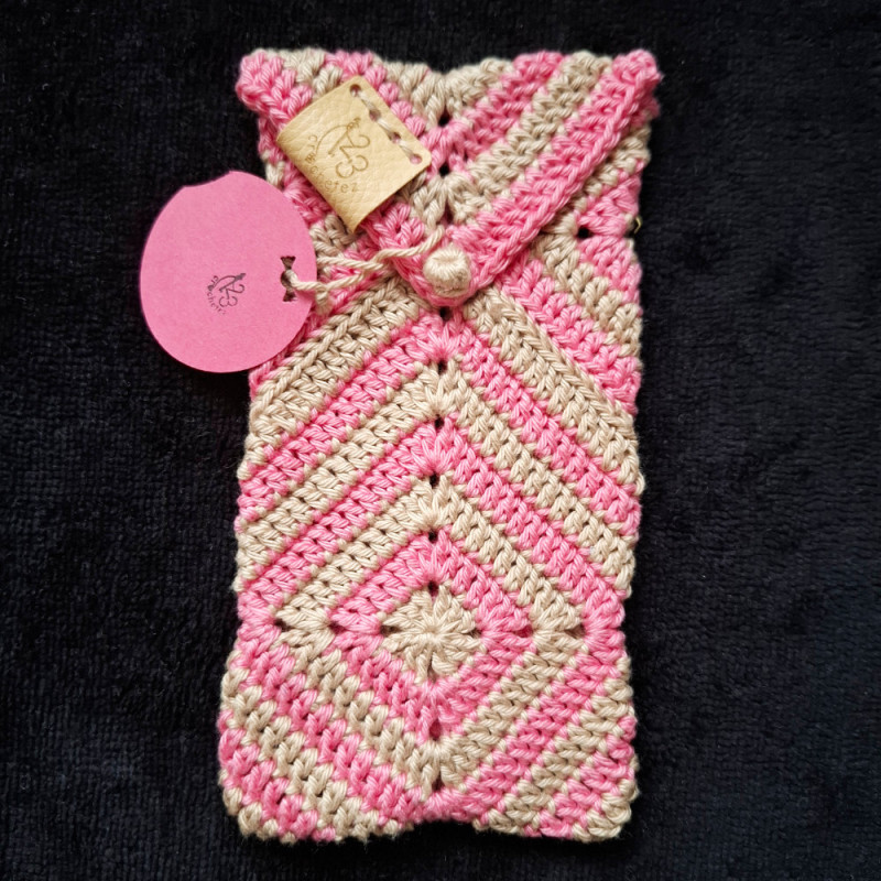 Étui de lunettes en fil coton, crocheté en Alsace.