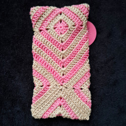 Étui de lunettes en fil coton, crocheté en Alsace.