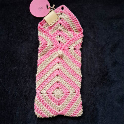 Étui de lunettes en fil coton, crocheté en Alsace.
