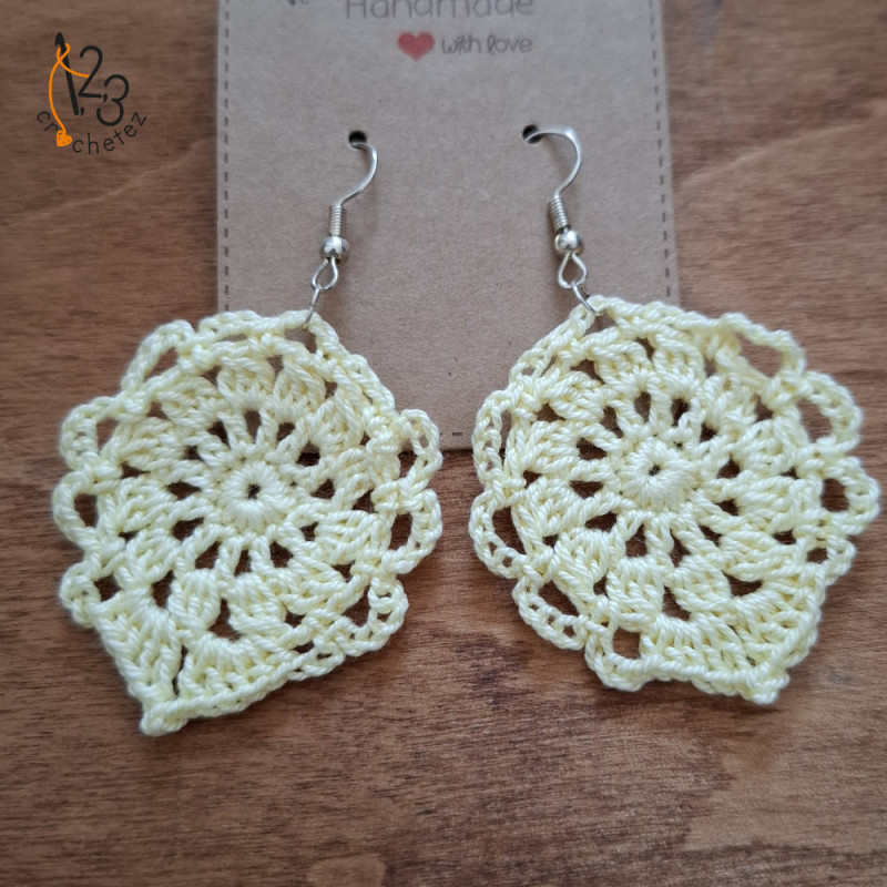 Les boucles d'oreilles en forme de goutte.