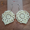 Les boucles d'oreilles en forme de goutte.