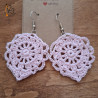 Les boucles d'oreilles rose en forme de goutte.