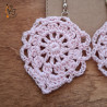 Les boucles d'oreilles rose en forme de goutte.