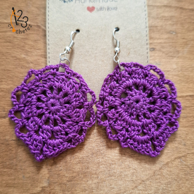 Une paire de boucles d'oreilles en forme de goutte, de couleur vive.