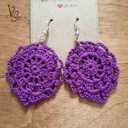 Une paire de boucles d'oreilles en forme de goutte, de couleur vive.