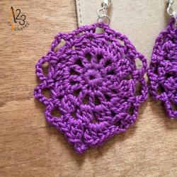 Une paire de boucles d'oreilles en forme de goutte, de couleur vive.