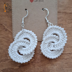 Les boucles d'oreilles couleur crème se mettent avec toutes vos tenues.
