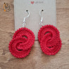 Découvrez les boucles d'oreilles à anneaux entrelacés de couleur rouge.