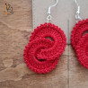 Découvrez les boucles d'oreilles à anneaux entrelacés de couleur rouge.
