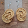 Découvrez ces boucles d'oreilles dorées à anneaux entrelacés. Fait main.