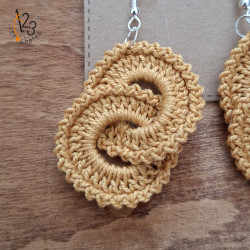 Découvrez ces boucles d'oreilles dorées à anneaux entrelacés. Fait main.