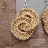 Découvrez ces boucles d'oreilles dorées à anneaux entrelacés. Fait main.