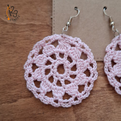 Boucles d'oreilles rondes au crochet, de couleur rose , 100% coton.