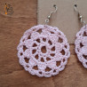 Boucles d'oreilles rondes au crochet, de couleur rose , 100% coton.