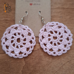 Boucles d'oreilles rondes au crochet, de couleur rose , 100% coton.