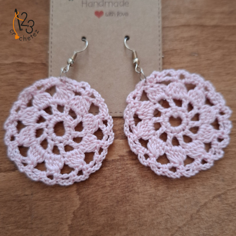 Boucles d'oreilles rondes au crochet, de couleur rose , 100% coton.