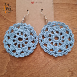 De jolies boucles d'oreilles, coloris bleu jean à mettre avec toutes ses tenues.