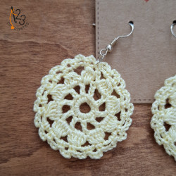 Découvrez cette jolie paire de boucles d'oreilles rondes, jaune pastel.