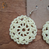 Découvrez cette jolie paire de boucles d'oreilles rondes, jaune pastel.