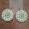 Découvrez cette jolie paire de boucles d'oreilles rondes, jaune pastel.