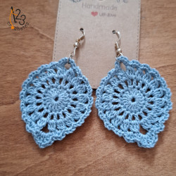 Craquez pour une paire de boucles d'oreilles au crochet, pour habiller vos tenues.