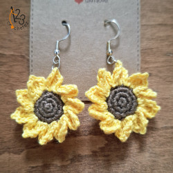 Optez pour un peu de chaleur, avec ces boucles d'oreilles "tournesol".