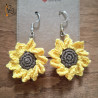 Optez pour un peu de chaleur, avec ces boucles d'oreilles "tournesol".
